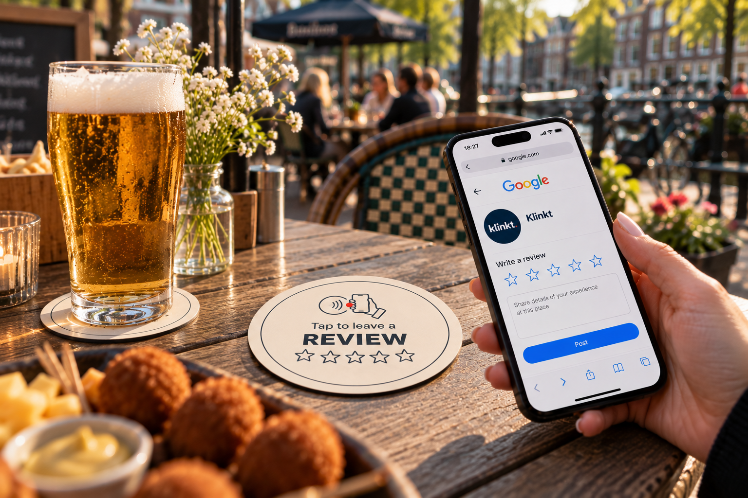 Gasten bekijken een review aan een terrastafel